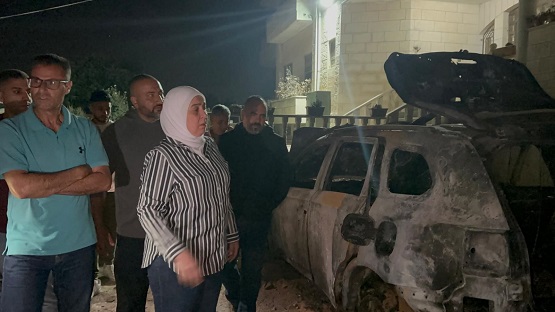 محافظ رام الله والبيرة تتفقد آثار هجوم المستعمرين على دير دبوان