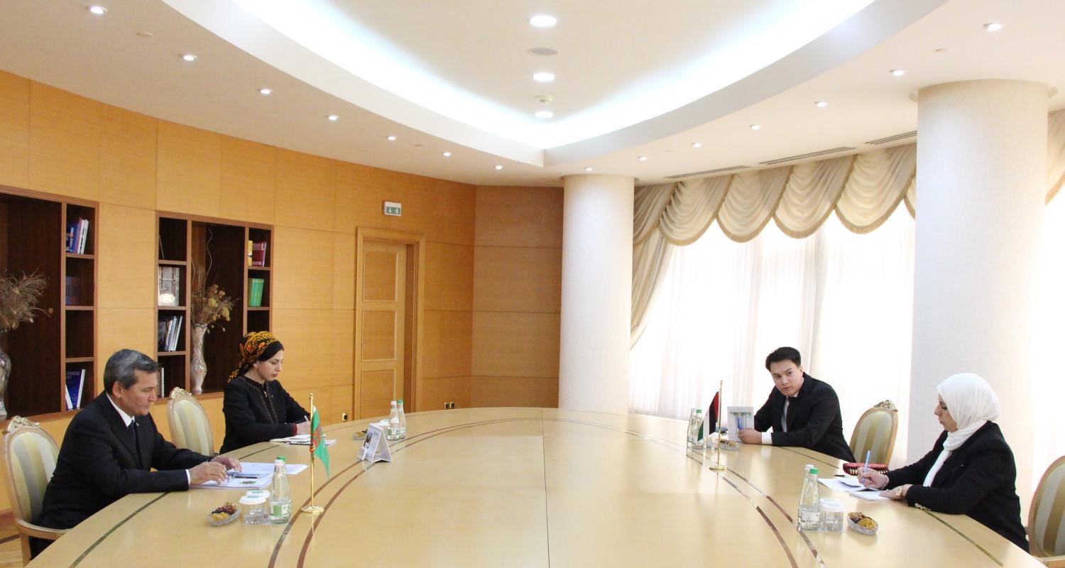السفيرة أبو حجلة أثناء لقائها وزير خارجية تركمانستان