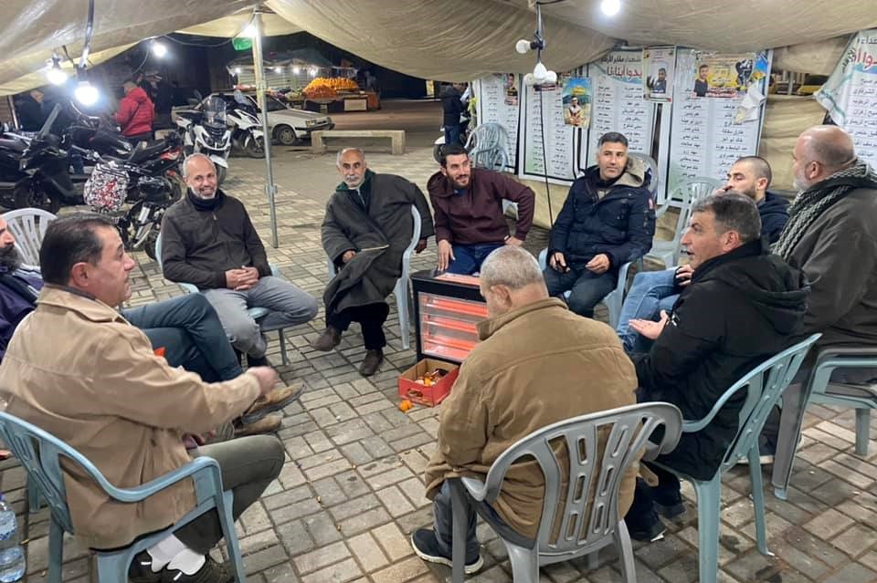 مواطنون داخل خيمة الاعتصام وسط جنين (تصوير: ثائر أبو بكر/وفا)