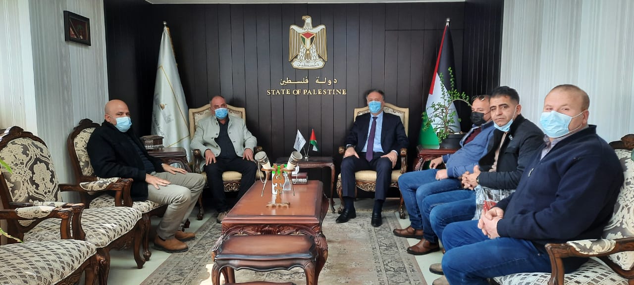 الوزير أحمد عساف خلال استقباله وفدا من بلدية جنين