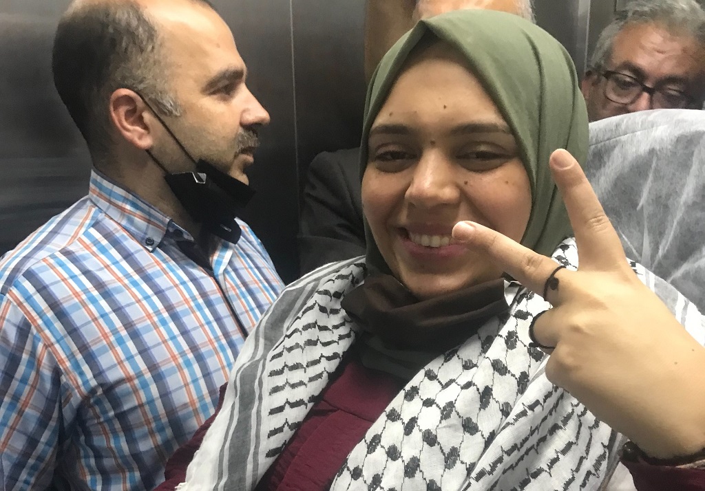 الأسيرة أنهار الديك تشير بعلامة "النصر" فور الإفراج عنها من سجون الإحتلال (عدسة: ثائر أبو بكر/وفا)