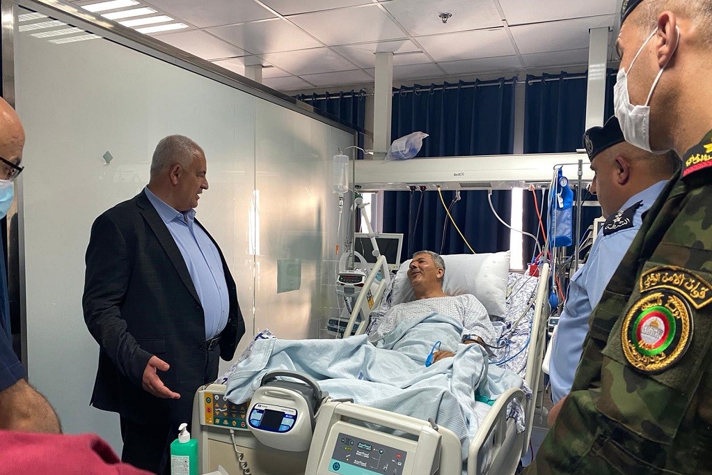 وزير الداخلية زياد هب الريح يعود الدكتور ناصر الدين الشاعر في مستشفى النجاح بمدينة نابلس
