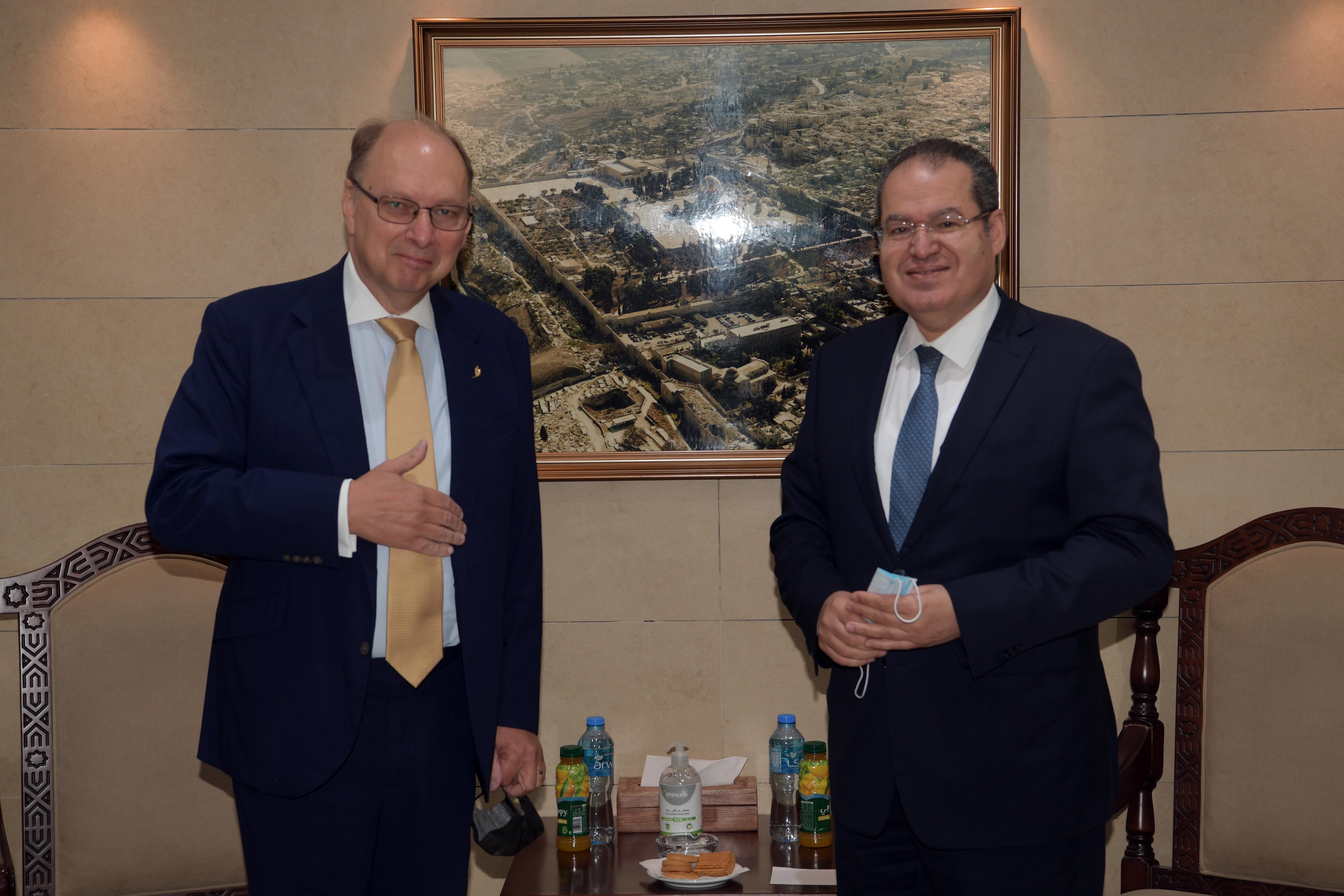 الخالدي خلال لقاء نائب وزير الخارجية السويدي روبيرت ريدبرغ. (عدسة: ثائر غنايم/وفا)