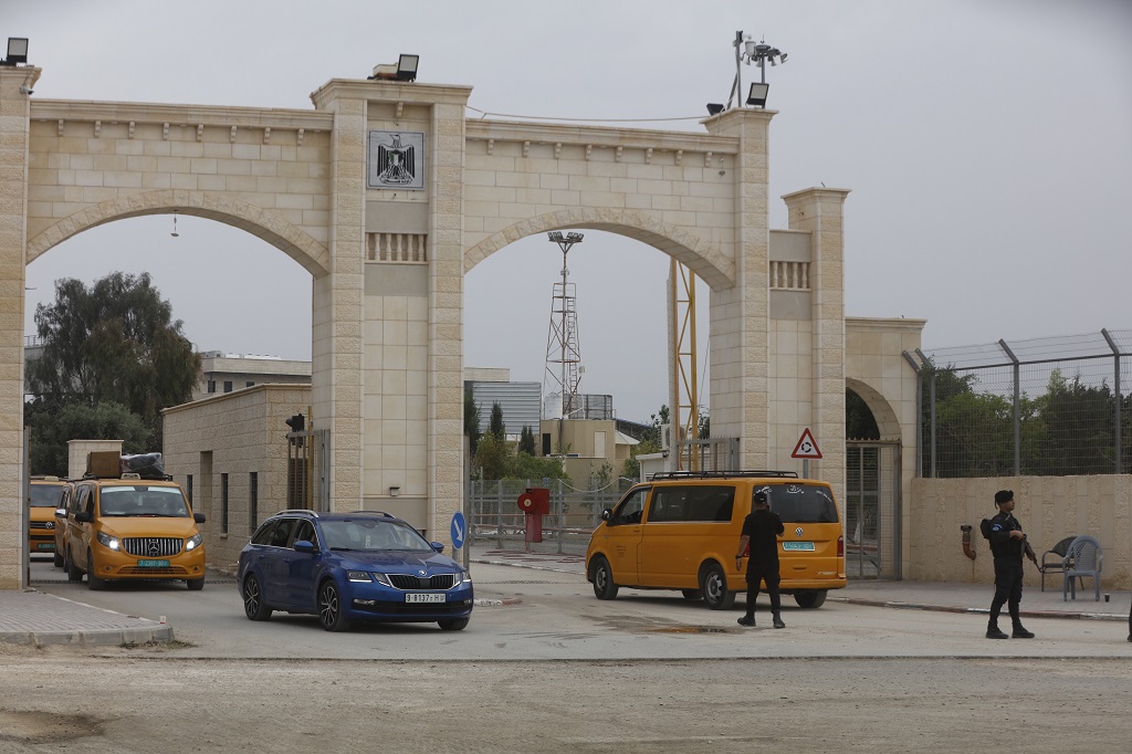 تواصل أعمال التوسعة والتطوير في معبر الكرامة شرق أريحا (تصوير: سليمان أبو سرور/ وفا)