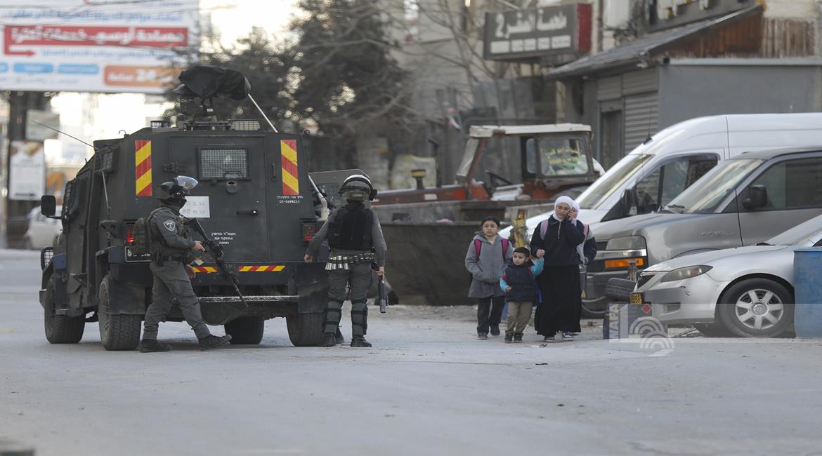 خلال اقتحام الاحتلال محيط مخيم قلنديا شمال شرق القدس
