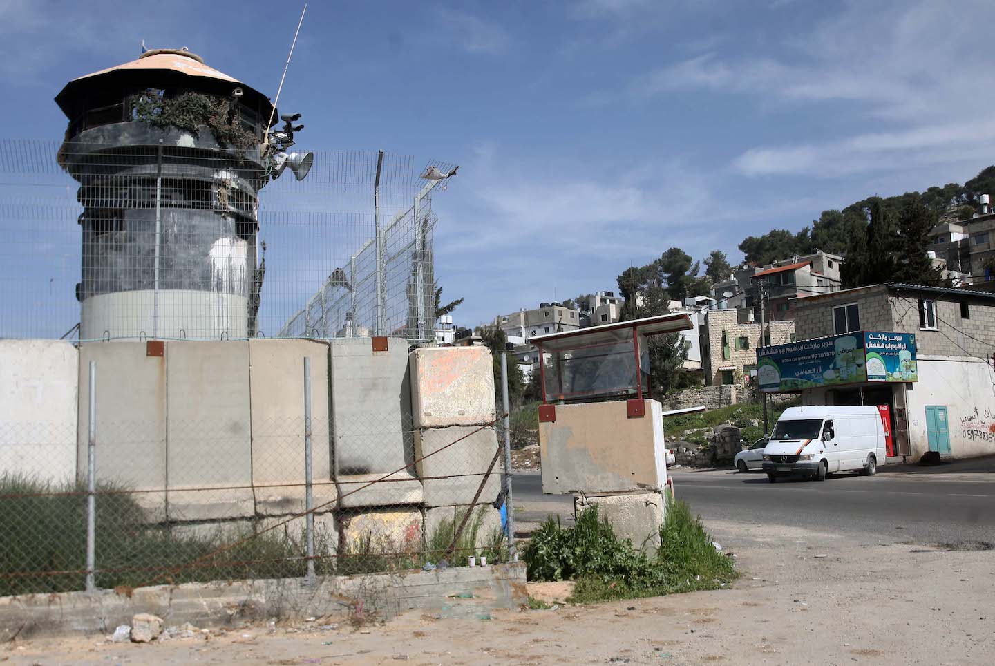 برج الاحتلال العسكري المقام أمام مدخل مخيم العروب شمال الخليل (أرشيف وفا)