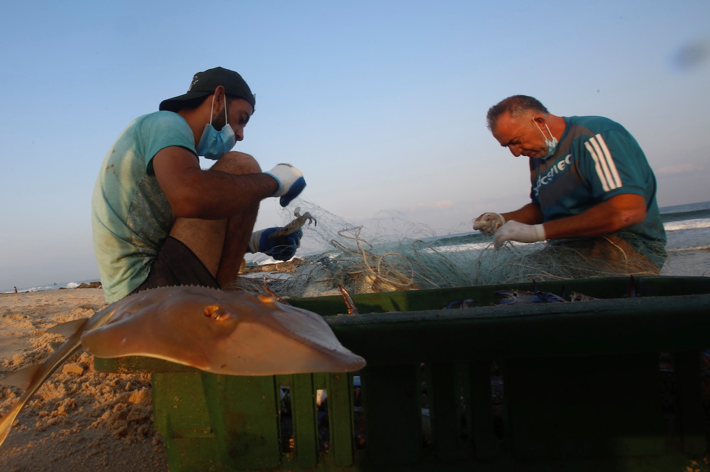 صيادون فلسطينيون على شاطئ بحر مدينة بيت لاهيا شمال قطاع غزة.(أرشيف وفا‎)