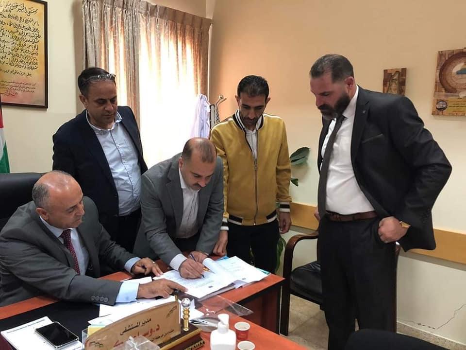 جانب من التوقيع