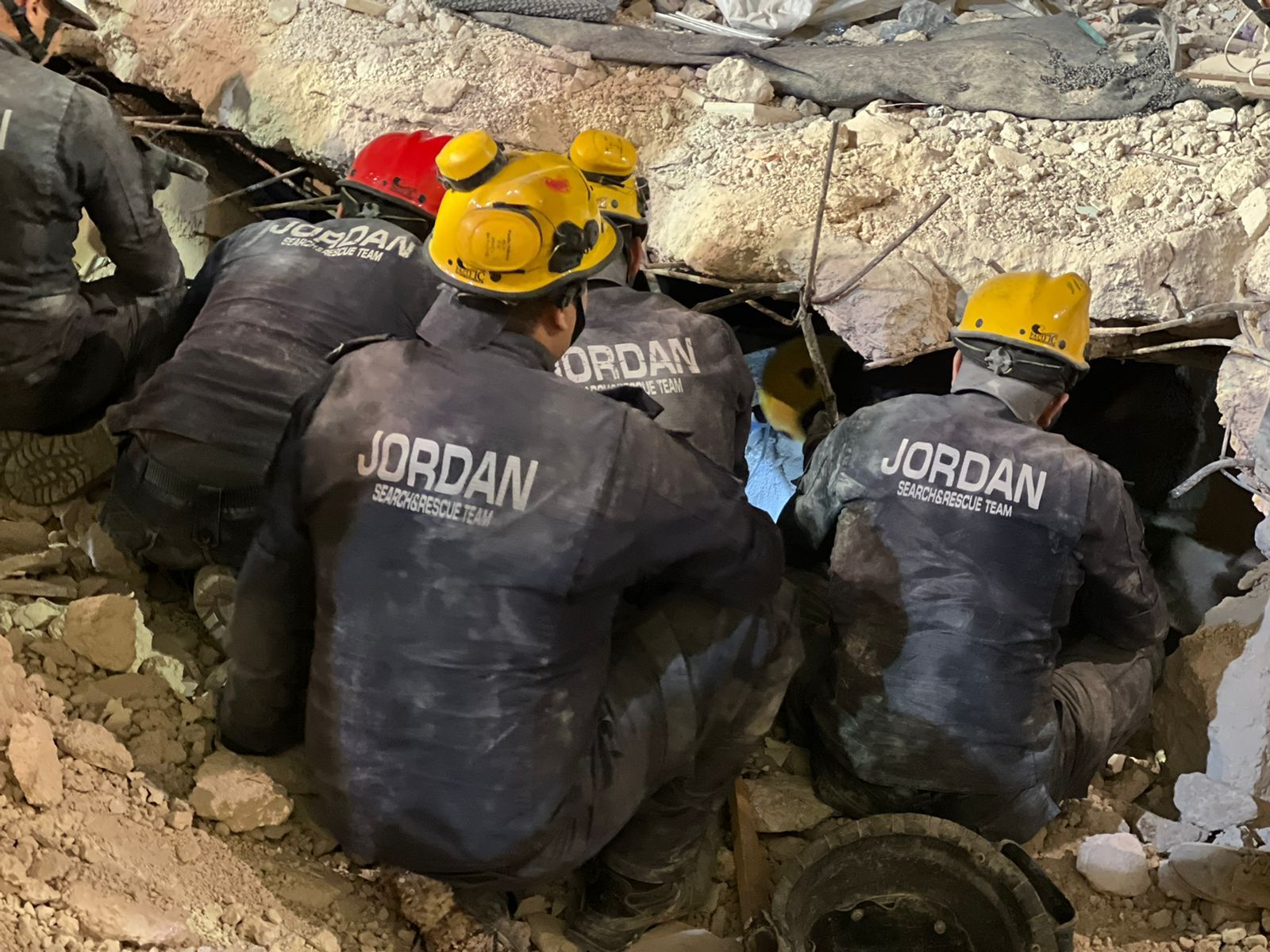 طواقم الإنقاذ الأردنية تواصل عملها منذ يوم أمس في مكان الحادثة 