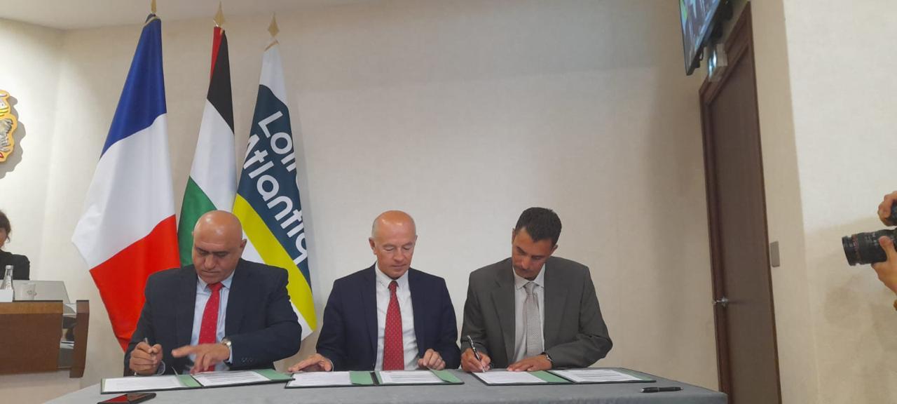 جانب من توقيع الاتفاقية