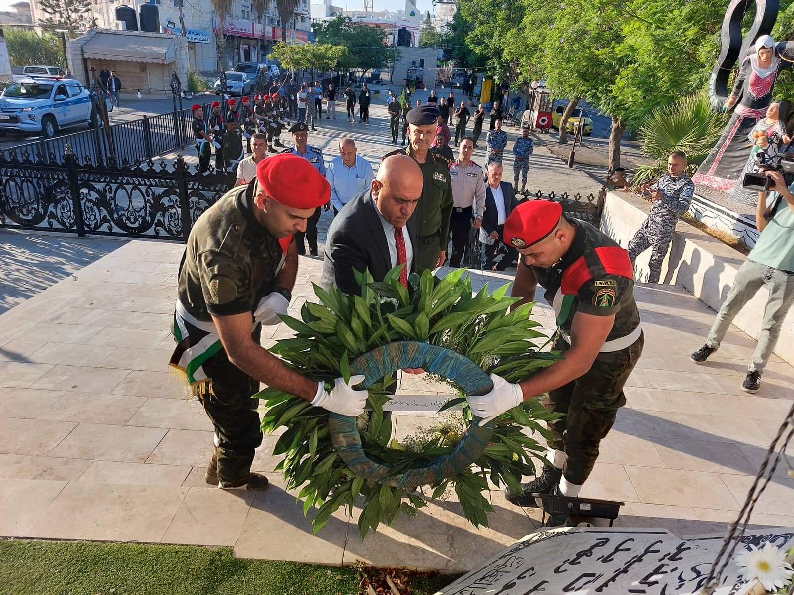  محافظ جنين يضع أكاليل الزهور على صرح الشهيد