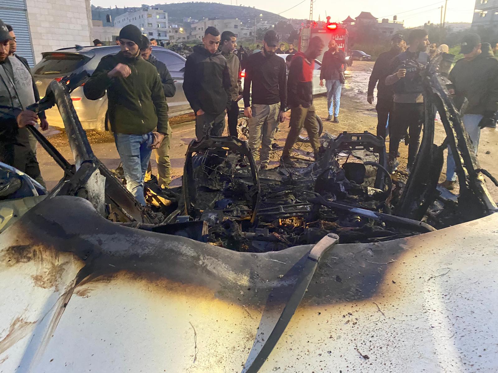 بقايا المركبة التي كان يستقلها الشهداء الثلاثة. (تصوير ثائر أبو بكر/وفا)