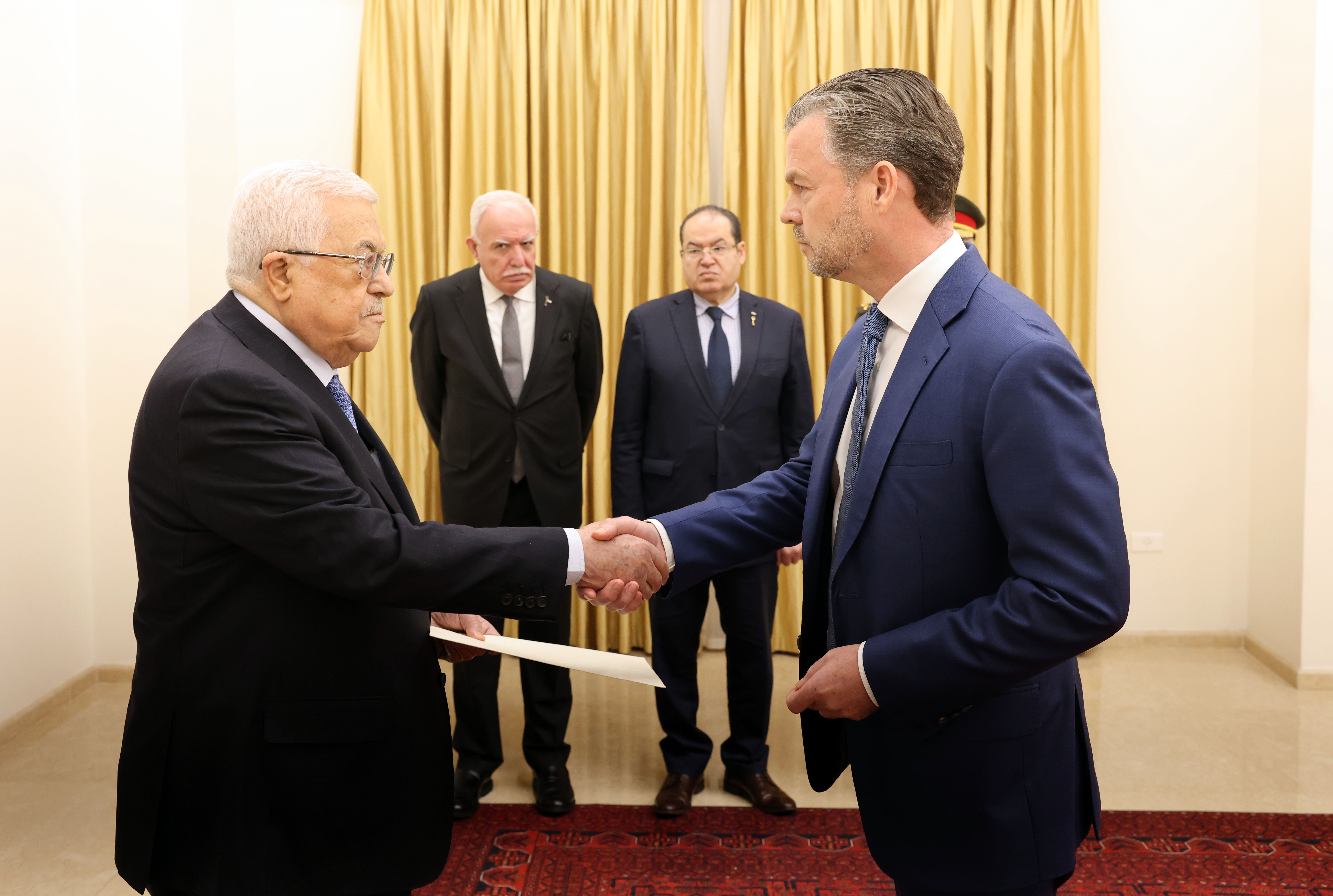 السيد الرئيس يتقبل أوراق اعتماد سفير ايرلندا لدى فلسطين (تصوير: ثائر غنايم)