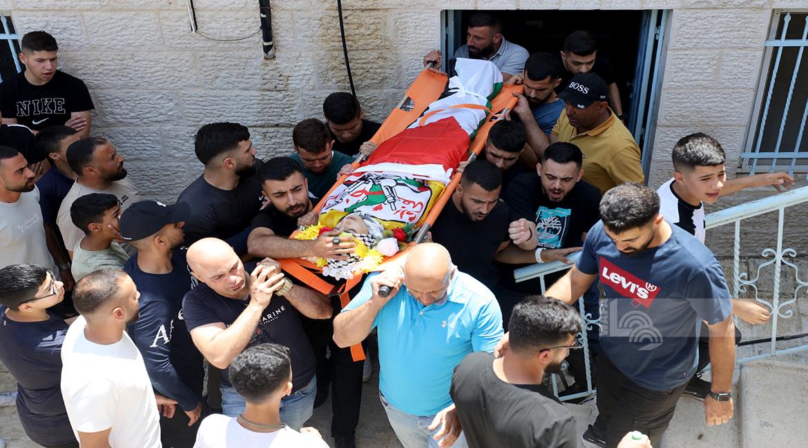 جانب من تشييع جثمان الشهيد الطفل عمار حمايل (13 عاما) إلى مثواه الأخير في بلدة كفر مالك. (تصوير: مصطفى أبو دية/وفا)