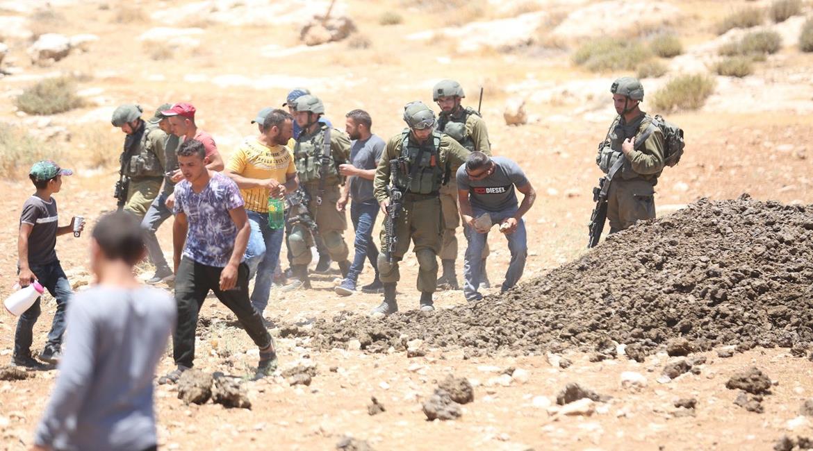 من قمع الاحتلال لفعالية مناهضة للاستيلاء على أراضي المواطنين جنوب الخليل. (عدسة: مشهور وحواح/وفا) 