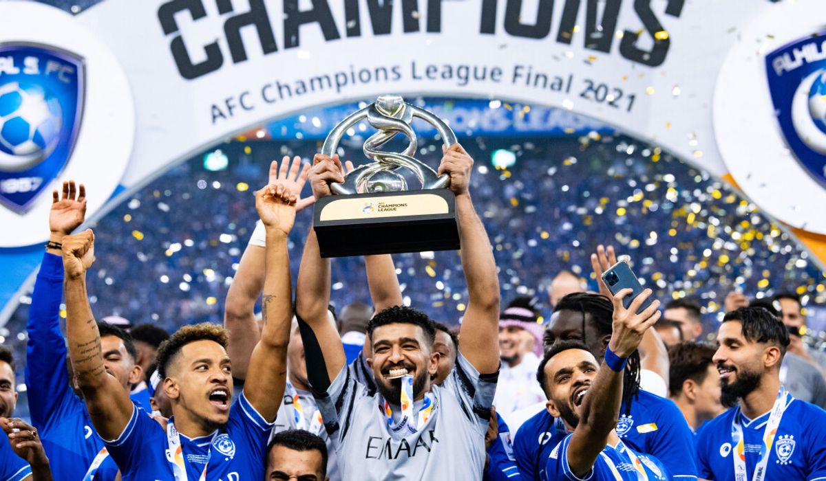 لاعبو "الهلال" يرفعون كأس البطولة-(موقع الاتحاد الآسيوي لكرة القدم)