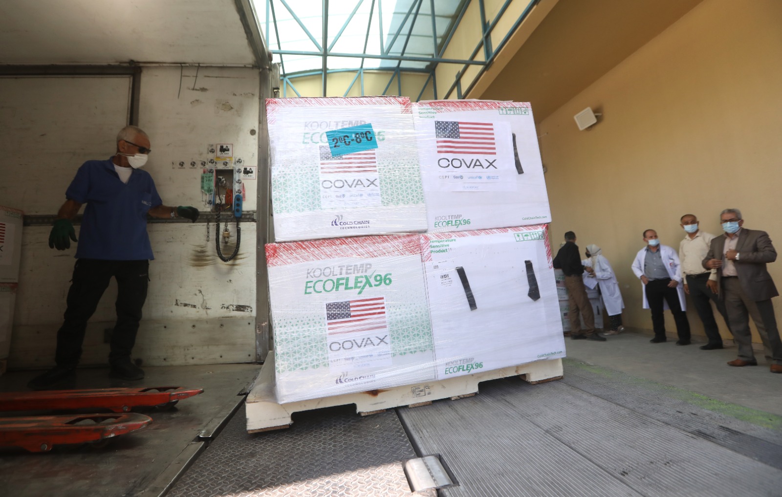 خلال تسلم اللقاحات