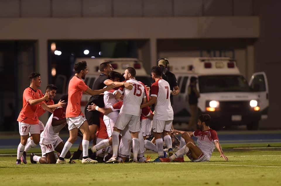 لاعبو المنتخب الأولمبي الأردني يحتفلون بالفوز 