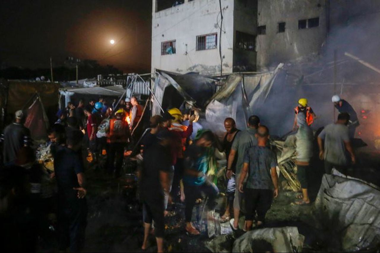 قصف الاحتلال الإسرائيلي لخيام النازحين في محيط مستشفى شهداء الأقصى في دير البلح وسط قطاع غزة (الأمم المتحدة)