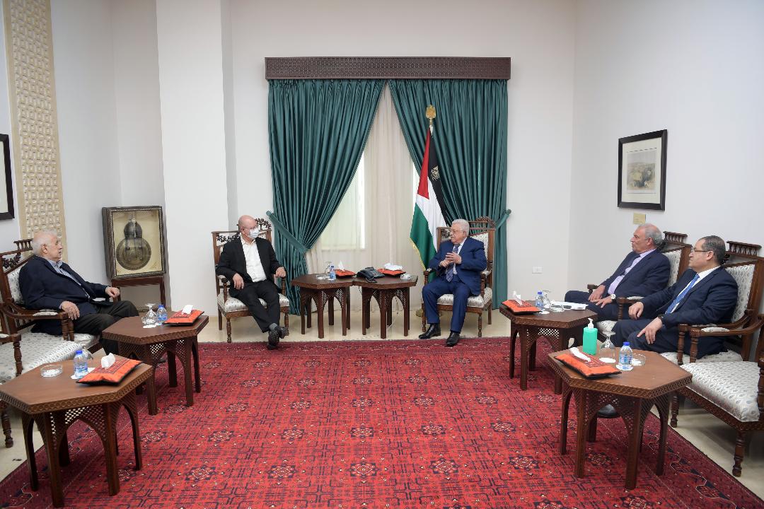 الرئيس أثناء لقائه رئيس جامعة بيرزيت الجديد بشارة دوماني (تصوير: ثائر غنايم)