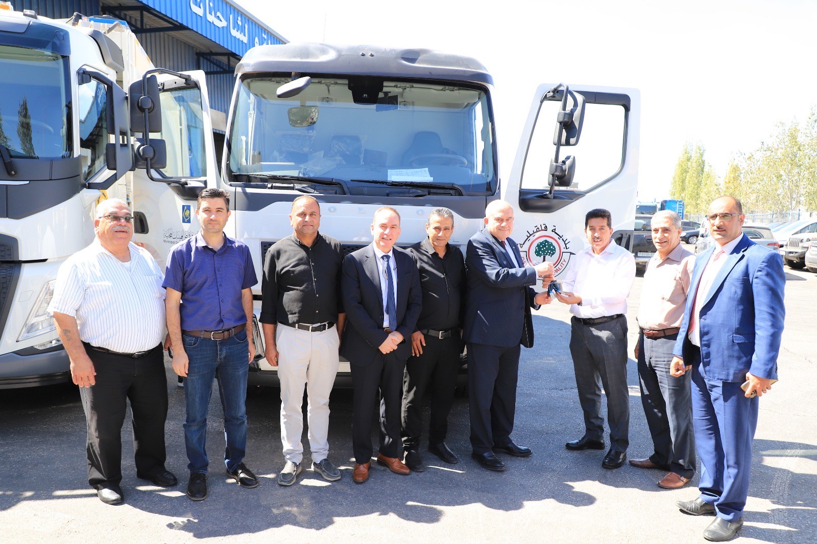 جانب من تسليم مركبة لجمع النفايات الصلبة لبلدية قلقيلية 