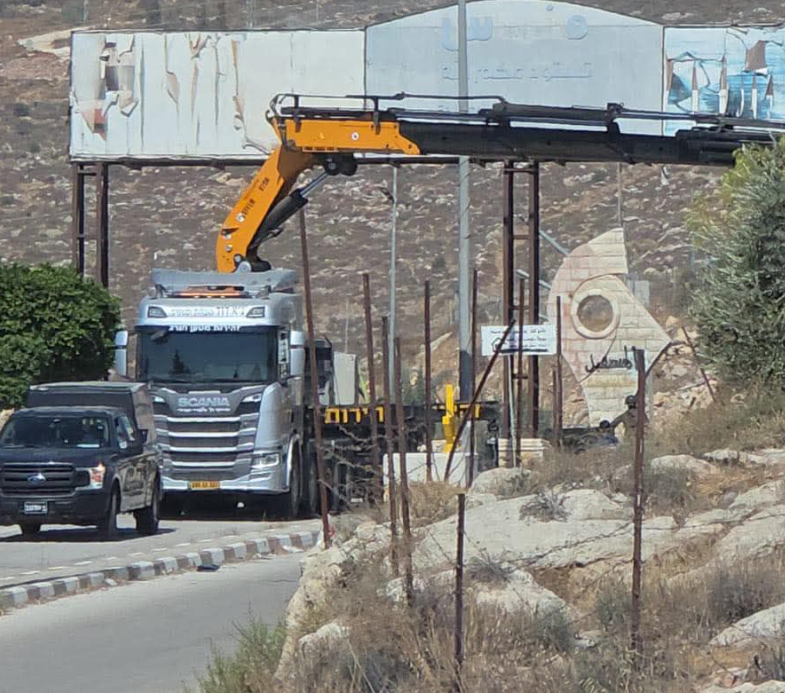 أثناء نصب الاحتلال بوابة حديدية عند مدخل مخماس