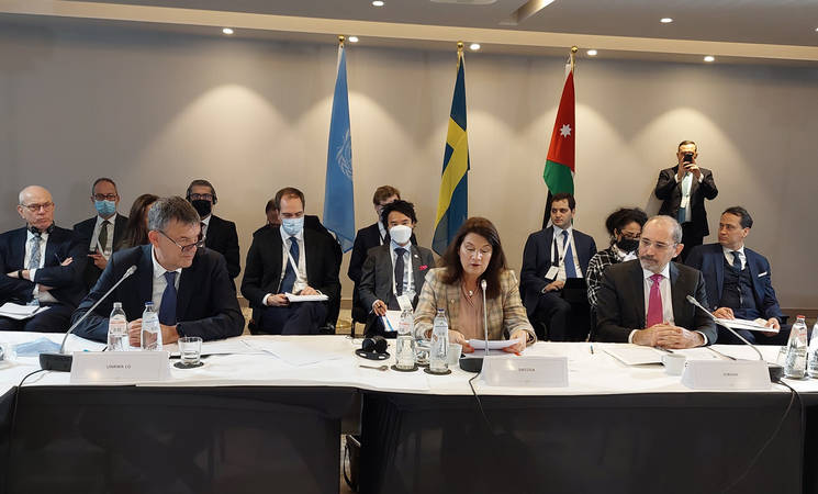 وزيرة الخارجية السويدية آن ليند (وسط) تشارك في رئاسة المؤتمر الدولي للأونروا ببروكسل مع وزير الخارجية الأردني أيمن الصفدي (يمينا) والمفوض العام للأونروا (يسارا)-  "الأونروا" 