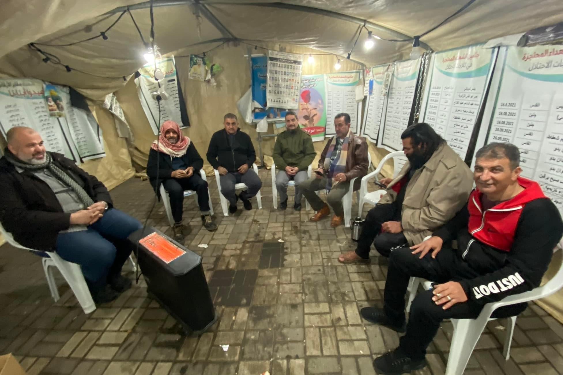 جانب من المشاركين في خيمة الاعتصام (تصوير: ثائر أبو بكر/وفا)