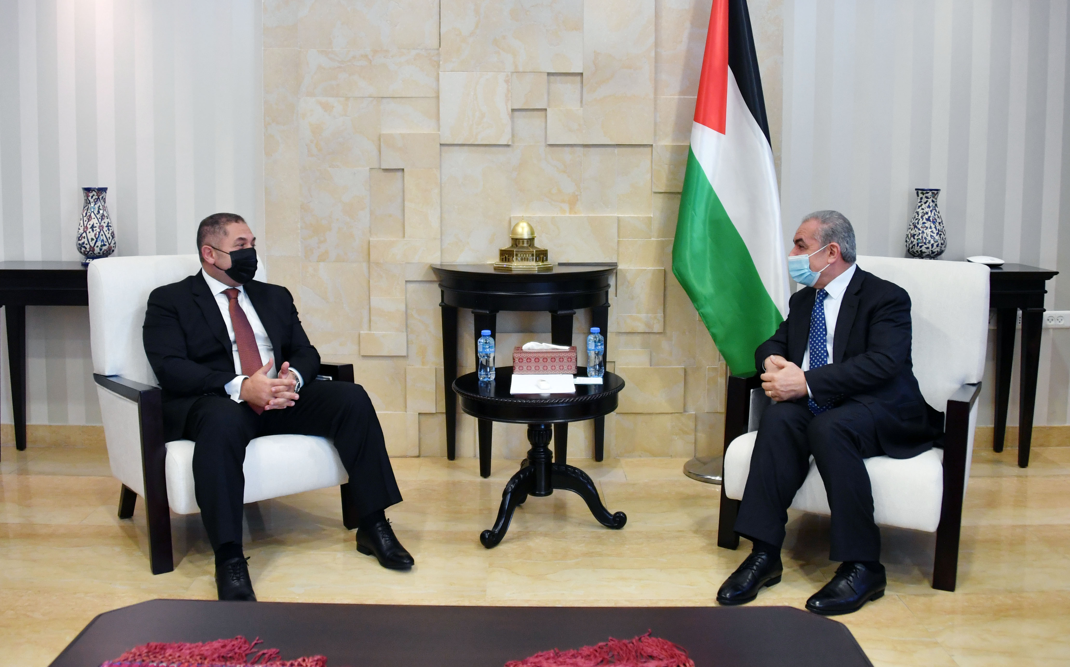 اشتية خلال لقائه سفير جمهورية مصر العربية الجديد لدى دولة فلسطين طارق طايل