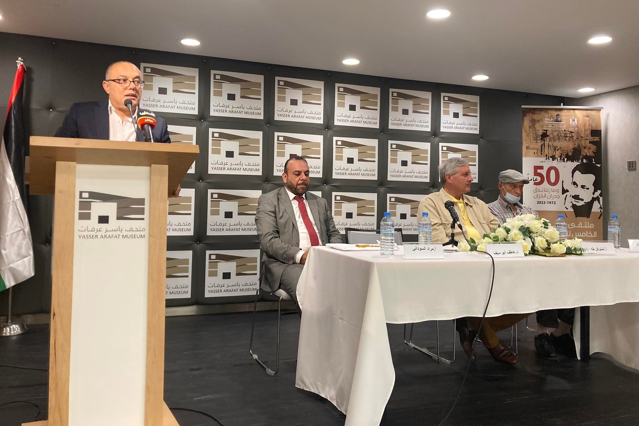 وزير الثقافة عاطف أبو سيف يتحدث خلال الندوة التي عقدت في رام الله 