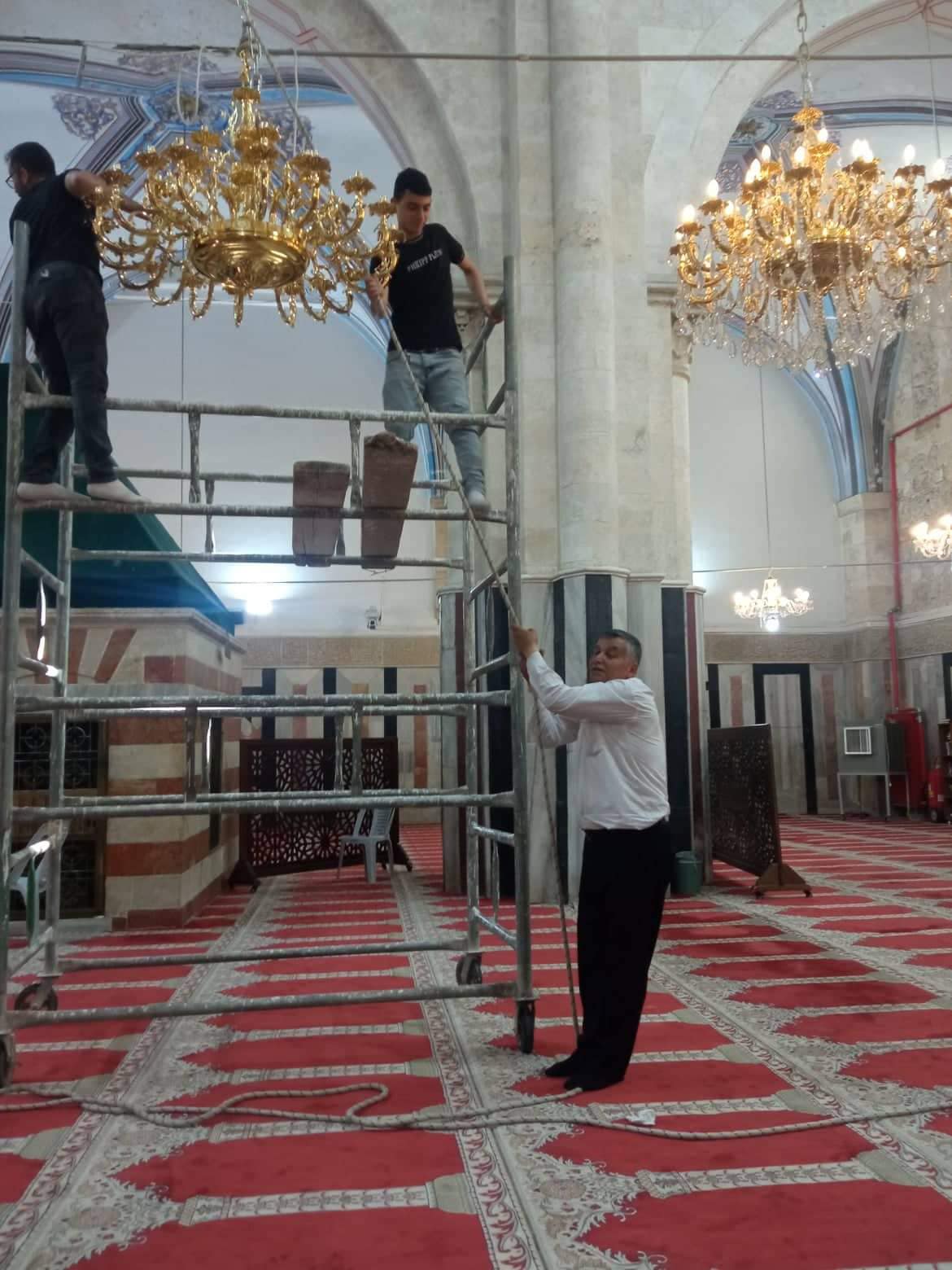 تركيب ثريات داخل الحرم الإبراهيمي بعد عامين من الرفض الإسرائيلي