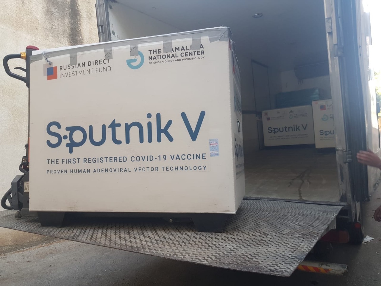 الصحة ترسل شحنة من اللقاحات المضادة لفيروس كورونا إلى مراكزها في قطاع غزة