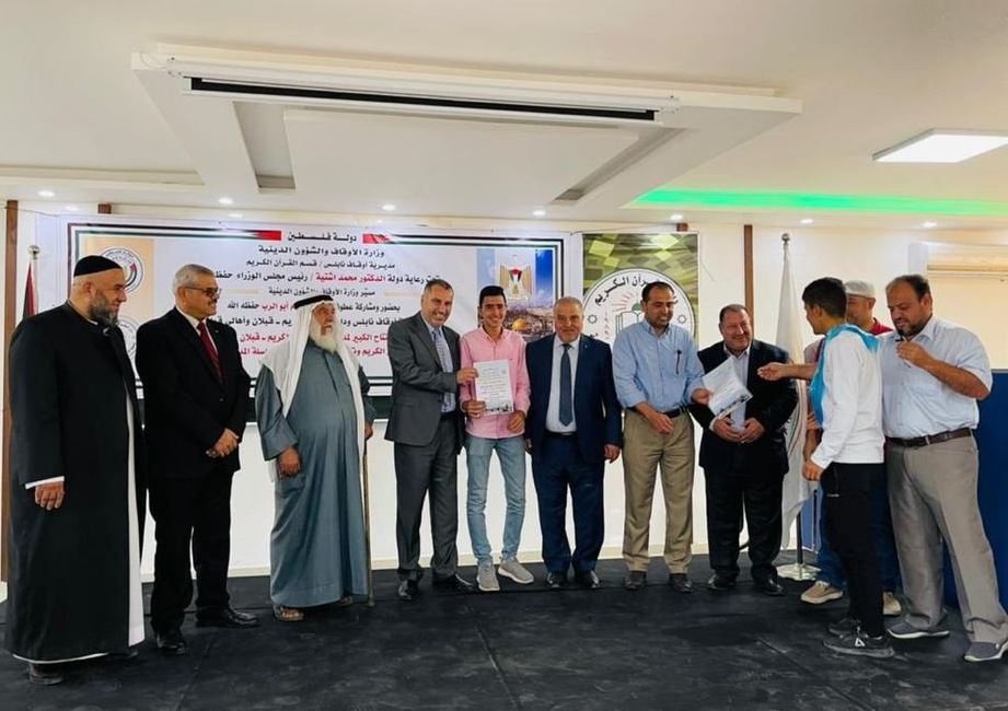 جانب من تكريم الطلبة الحافظين لكتاب الله في قبلان