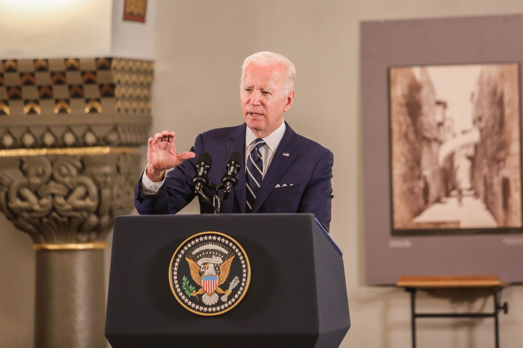 الرئيس بايدن خلال المؤتمر الصحفي في مستشفى المطلع