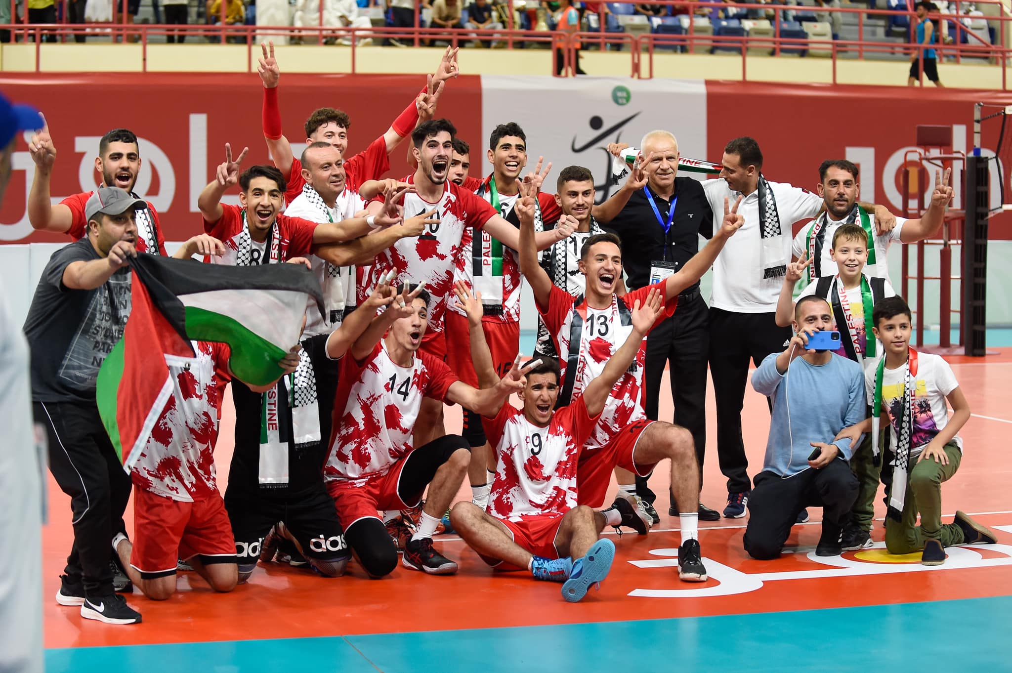 منتخبنا الوطني للكرة الطائرة للشباب يحتفل بالفوز 