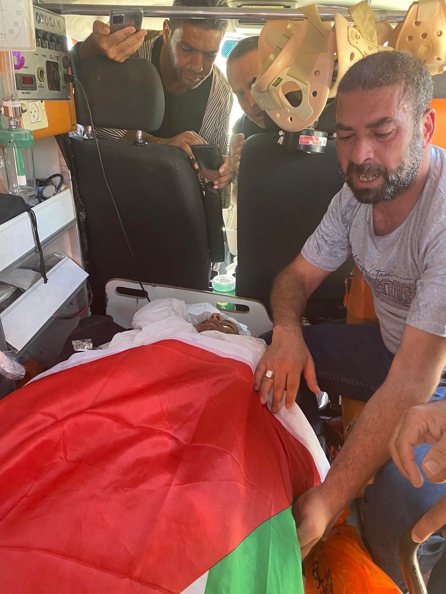 أثناء تسليم جثمان الشهيد رفيق غنام (تصوير: ثائر أبو بكر/وفا)