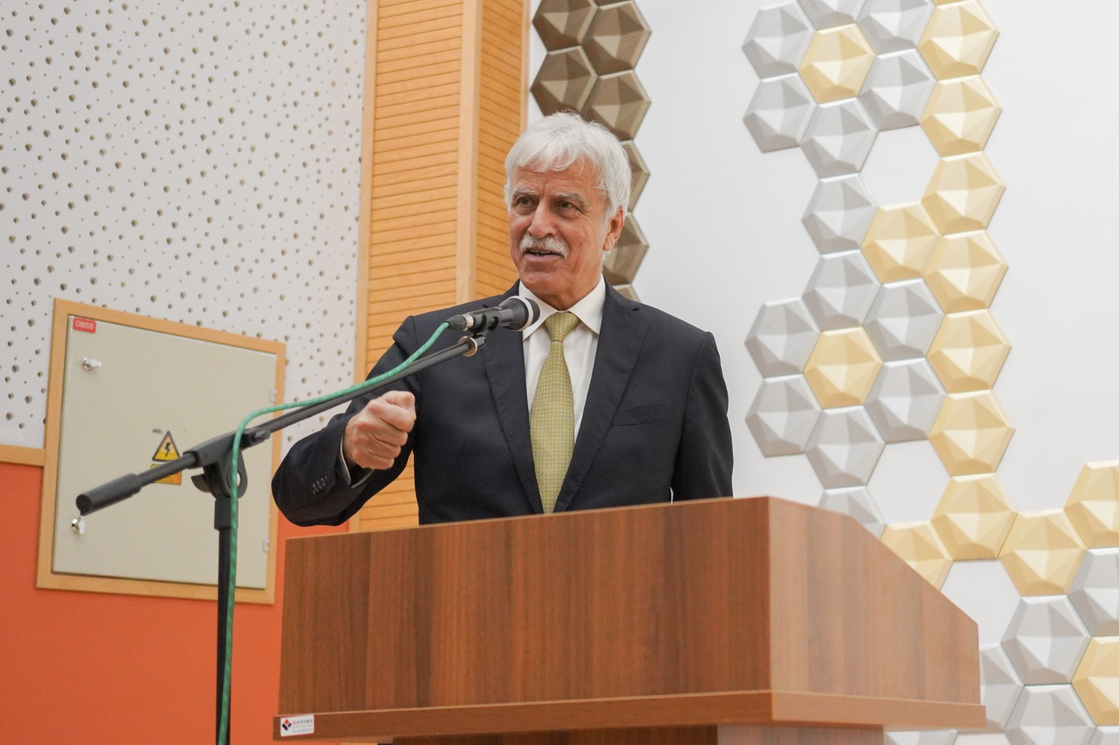 وزير التربية والتعليم مروان عورتاني يتحدث خلال المحاضرة في جامعة القدس 