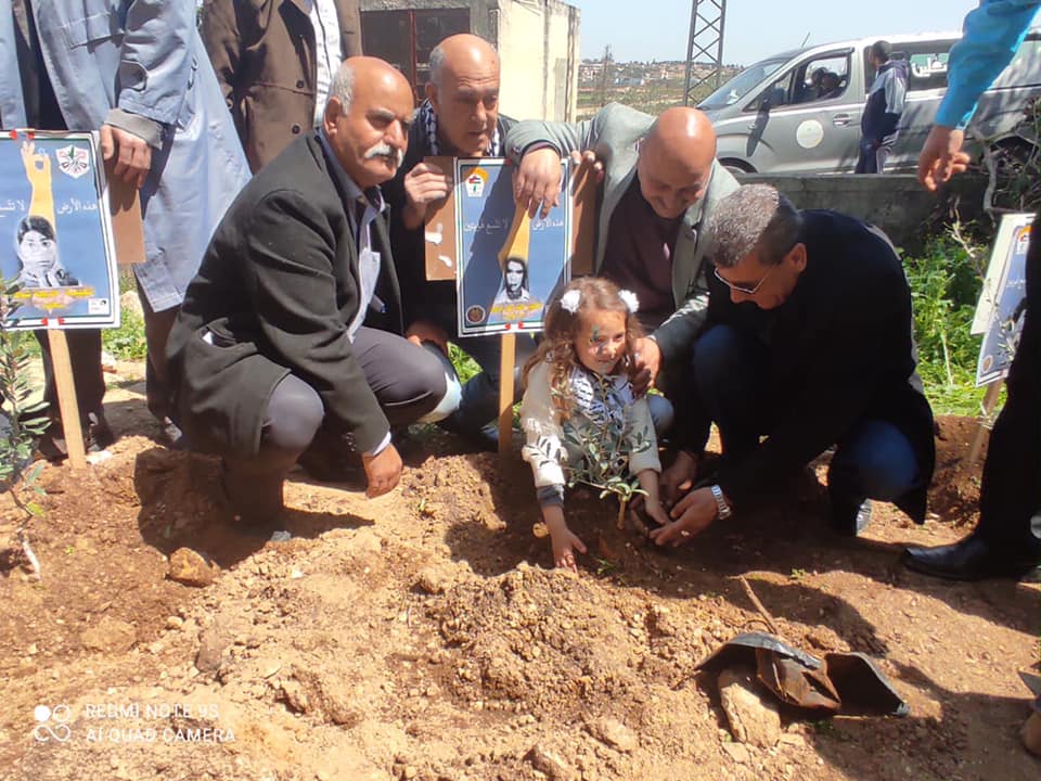 زراعة اشجار/ عدسة- ثائر أبو بكر (وفا)