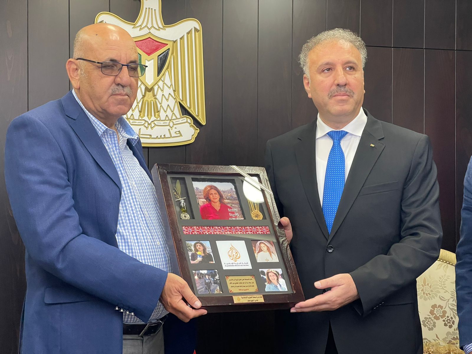  الزميل وليد العمري يسلّم الوزير أحمد عساف كتاب شكر 