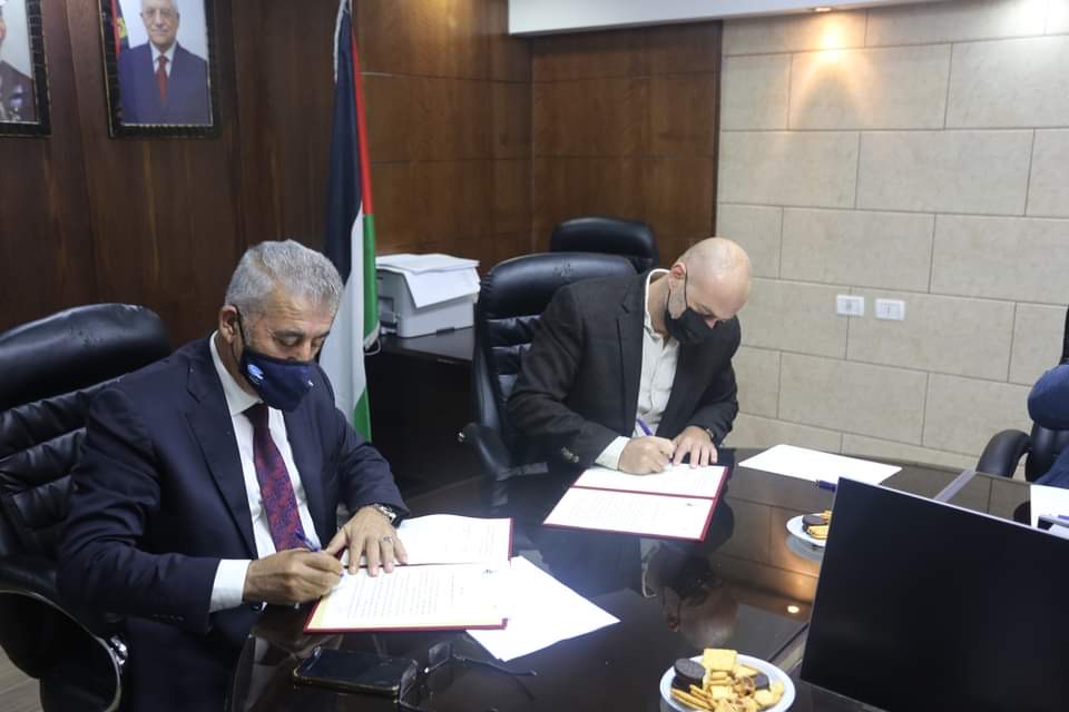 جانب من توقيع الاتفاقية