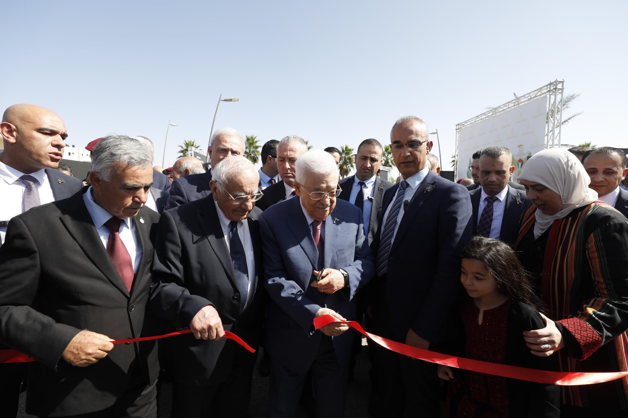 الرئيس محمود عباس أثناء افتتاحه معرض "منظومة ابداع عابرة للحدود " في المكتبة الوطنية/ تصوير: بهاء نصر