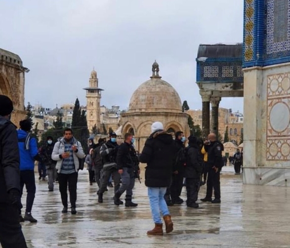 قوات الاحتلال لدى اقتحامها صحن مسجد قبة الصخرة