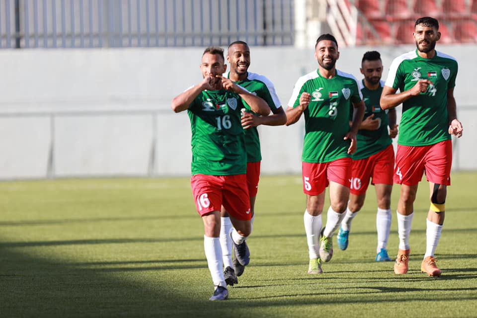 لاعبو "الأمعري" يحتفلون بالفوز 