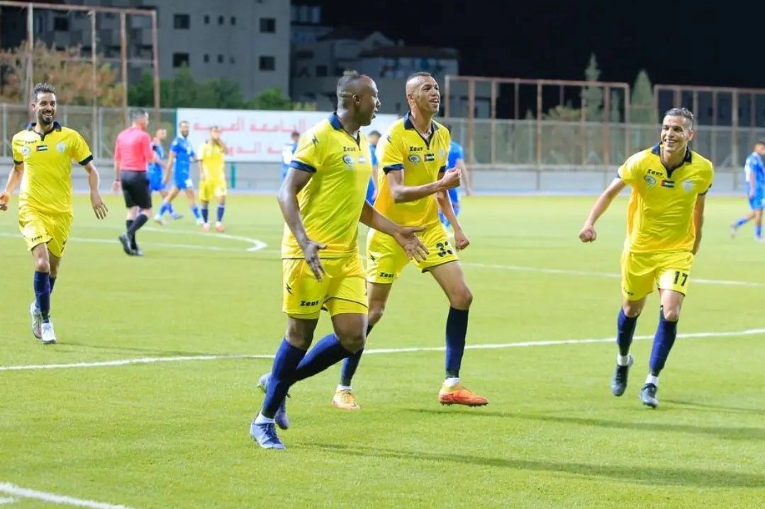 لاعبو مركز بلاطة يحتفلون بتسجيل هدف المباراة الوحيد 