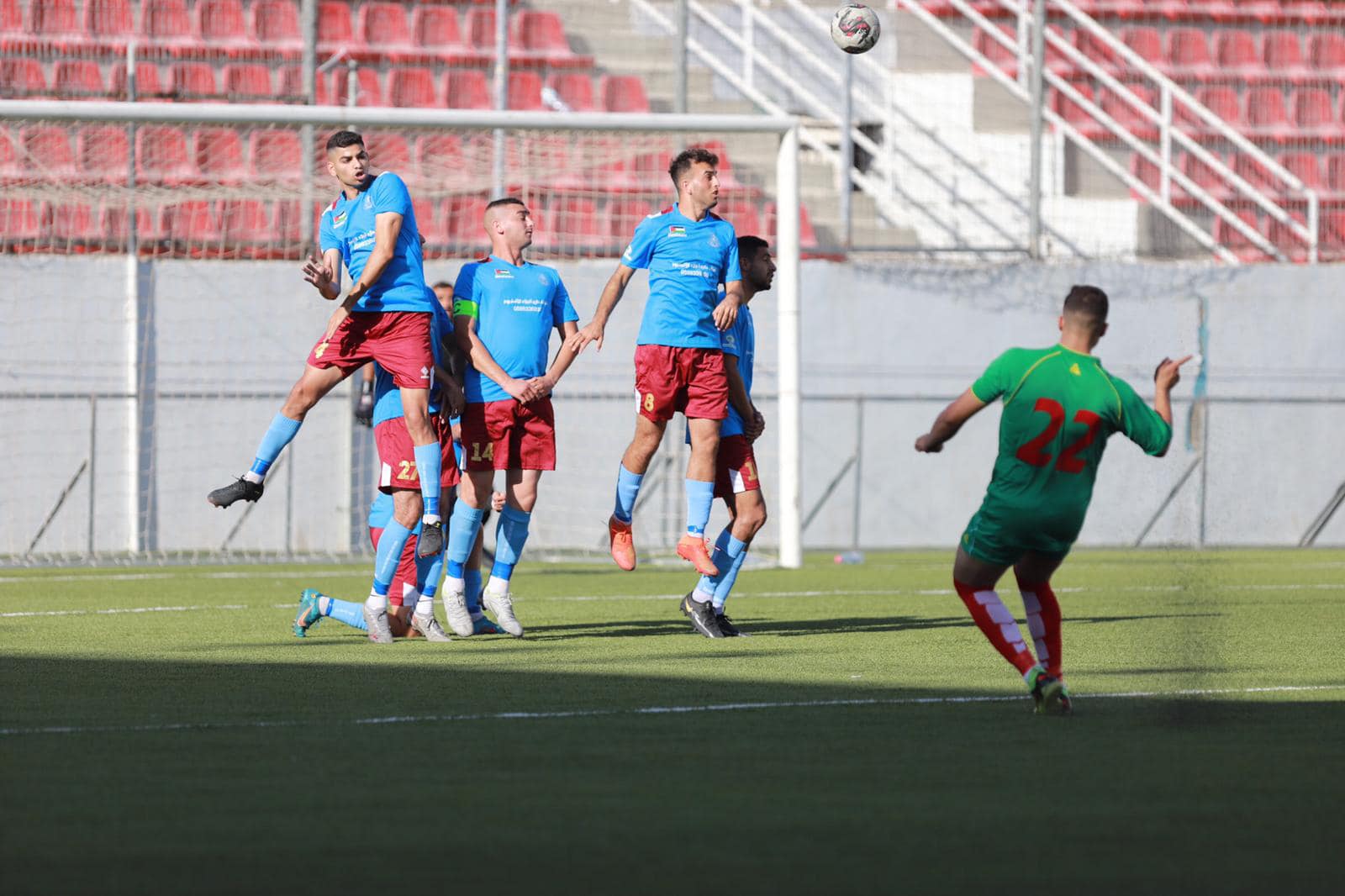 جانب من مباراة "ثقافي طولكرم" مع "أهلي الخليل" على استاد الشهيد فيصل الحسيني في بلدة الرام شمال القدس المحتلة