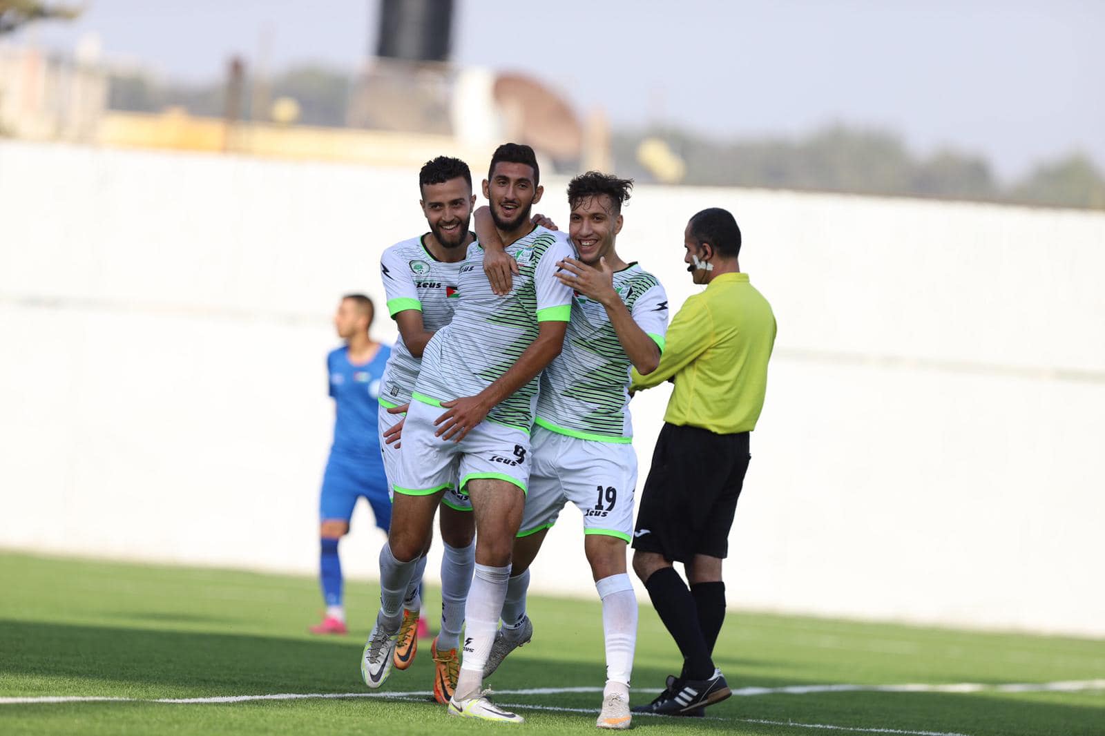 لاعبو "جبل المكبر" يحتفلون بتسجيل أحد الأهداف في شباك "ترجي واد النيص"