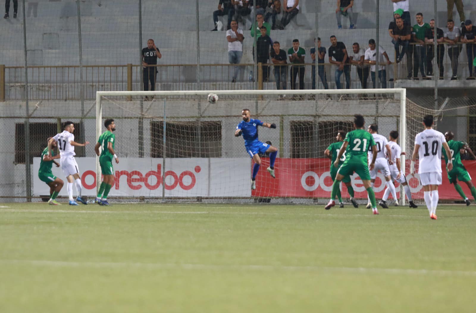 جانب من مباراة "شباب الظاهرية" و"شباب السموع" على استاد هواري بومدين في بلدة دورا جنوب الخليل
