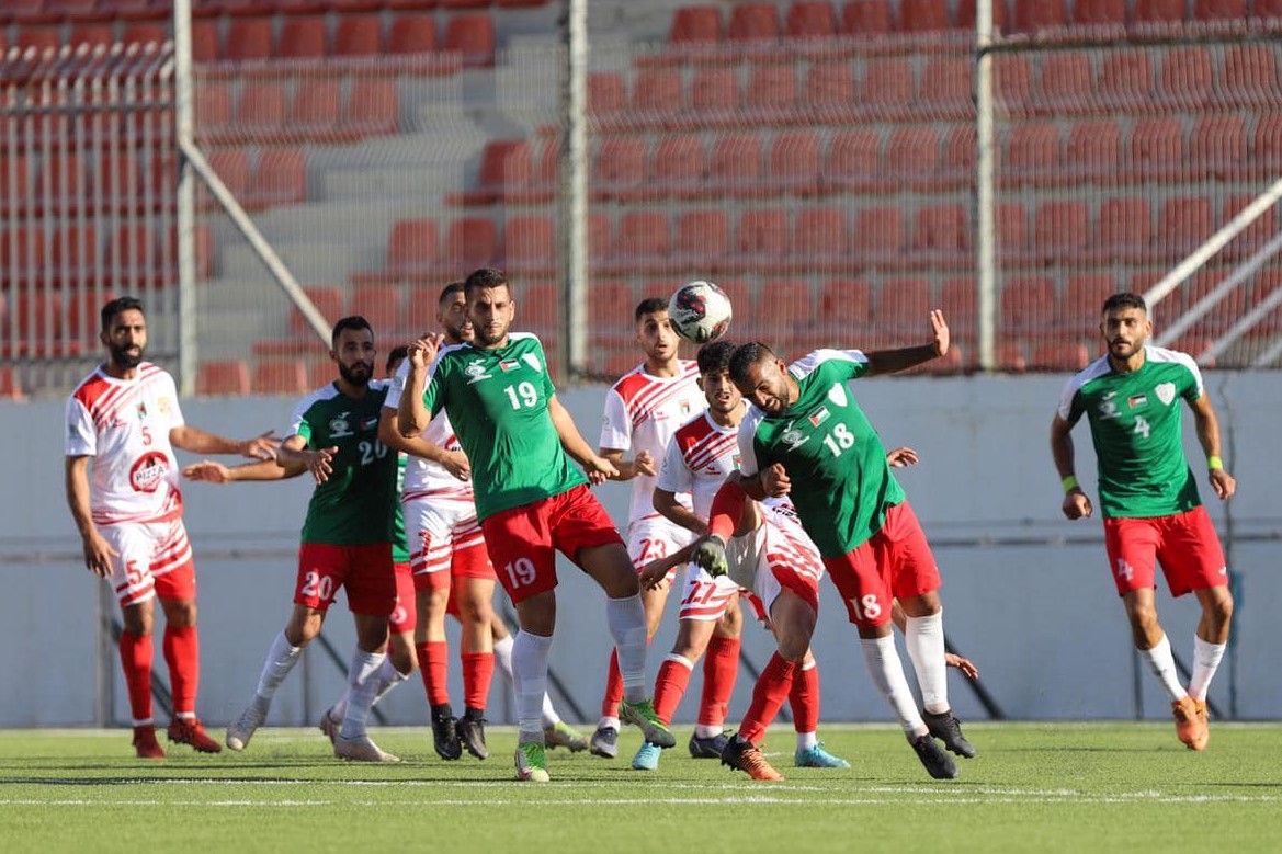 جانب من مباراة مؤسسة البيرة ومركز الأمعري