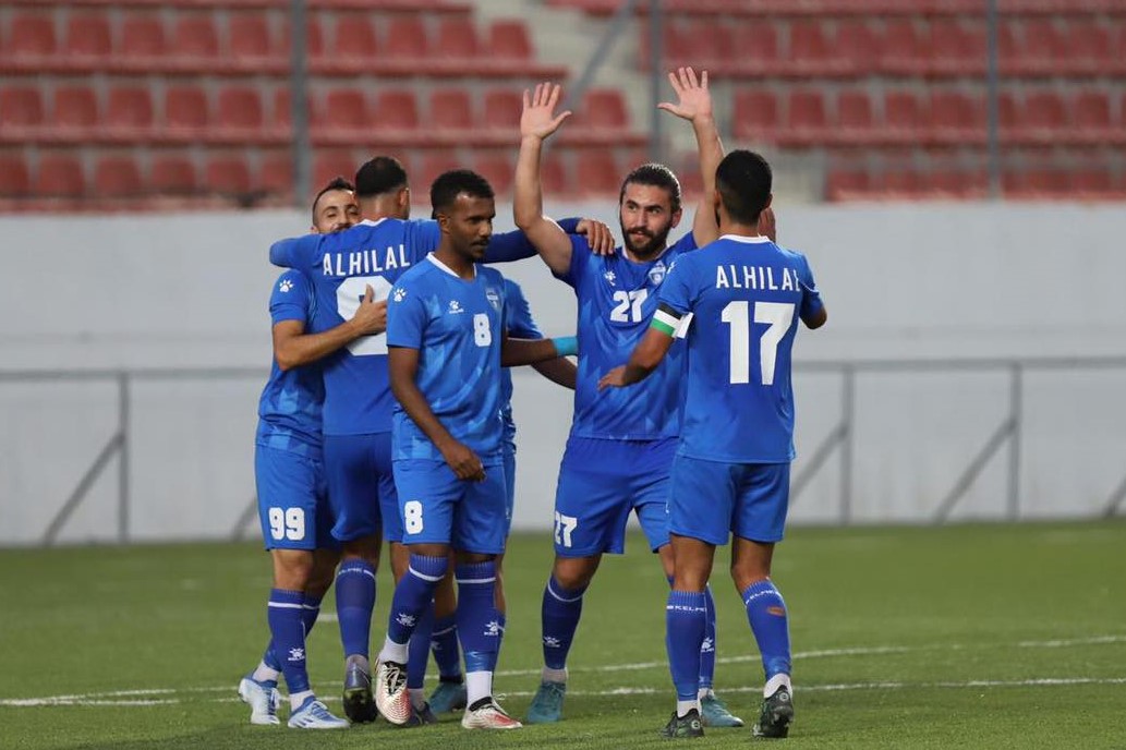 لاعبو "هلال القدس" يحتفلون بالفوز على "مؤسسة البيرة" 