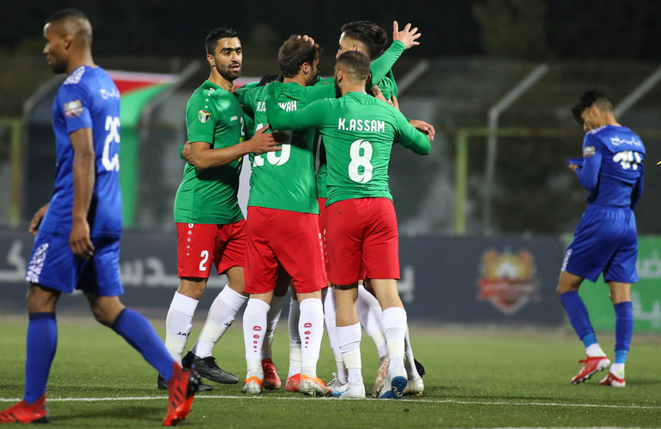 لاعبو الوحدات يحتفلون بتسجيل الهدف الوحيد في المباراة